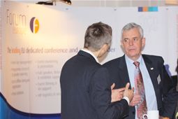 Speakers and Delegates discuss E-Commerce issues in the networking area at the conference 